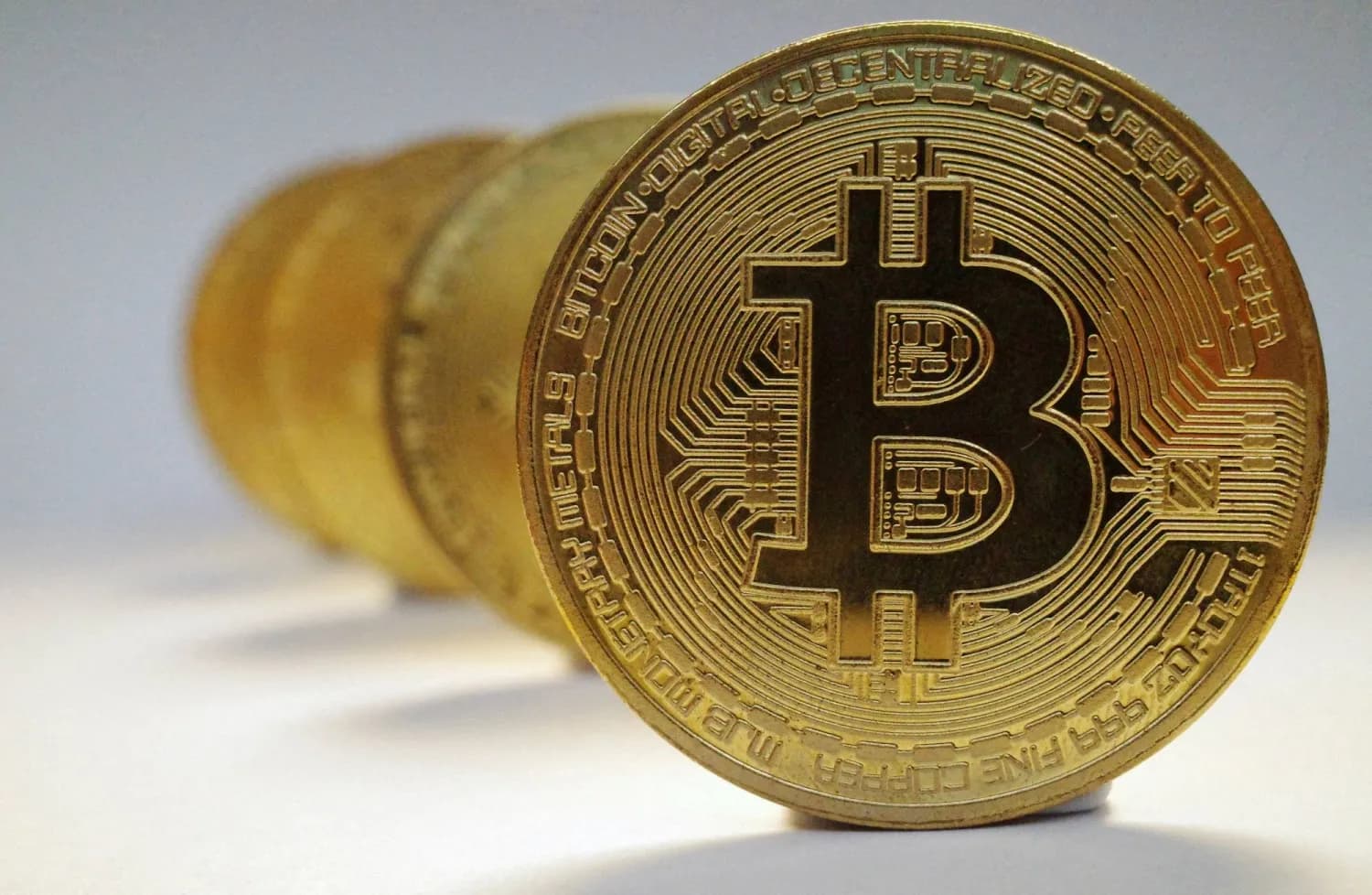 بتكوين ترتفع وتقترب من 63 ألف دولار