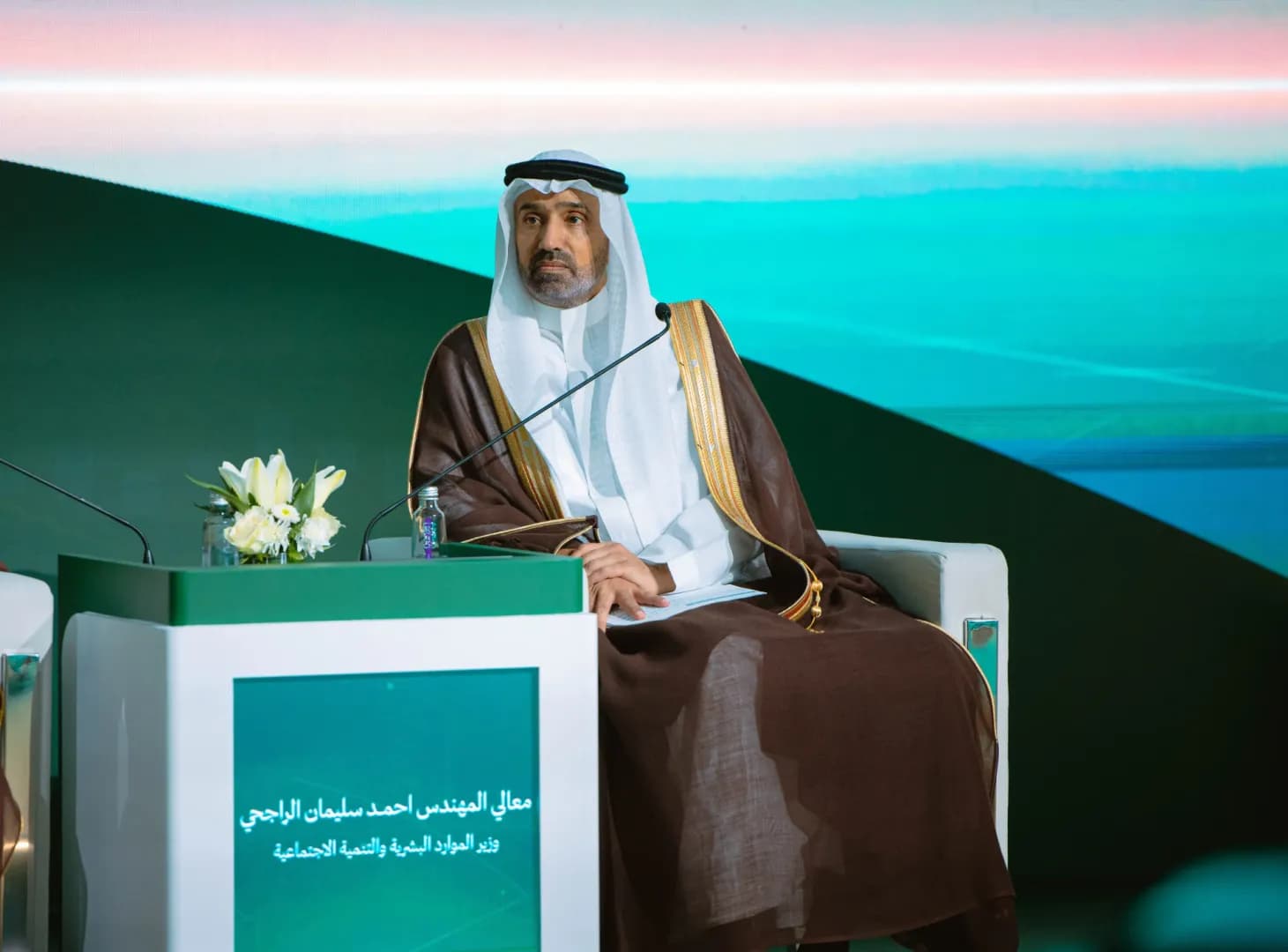 وزير الموارد البشرية يشيد بدراسة (استراتيجيات نقل وتوطين المعرفة والخبرات لدى الكوادر المحلية) التي